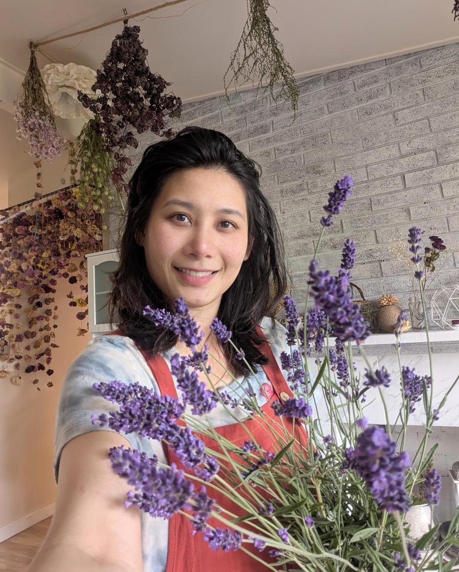 Woman with lavender bouquet in dried flower studio — PhyTu events